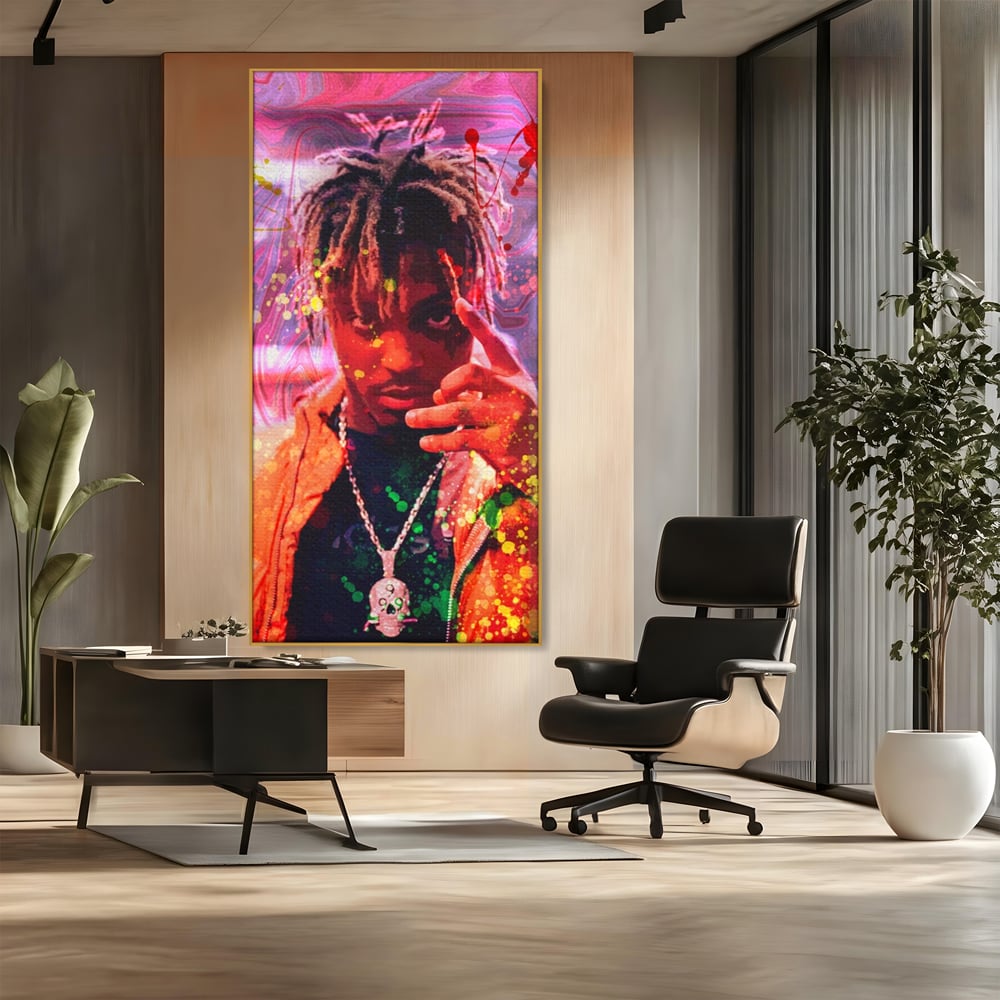 Tablou canvas cu tablou portret juice wrld, in rama de aluminiu auriu, pe perete intr-un birou